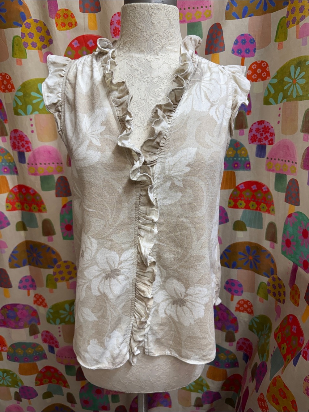 Ellen Tracy Sleeveless Button Down Blouse. XS